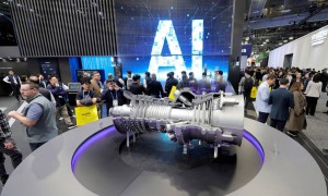 第1现场｜科技界“春晚”来了：中企占C位，AI应用成焦点