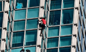 美国运动员霍诺德成功徒手攀爬508米高的台北101，耗时约1小时31分钟