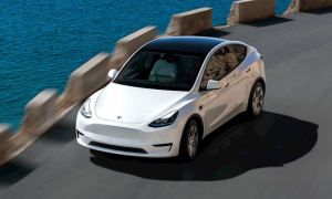 特斯拉公布2025年财报：营收史上首次下滑 全年净利润38亿美元近腰斩