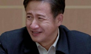 演员张国强说：片酬谈崩那晚于震摔门走了，导演康洪雷盯着空荡荡的排练厅，抄起手机就给我打了电话，我那时候三十六岁还是个龙套。那一声摔门声，把空气里的陈年积灰都震下来了。这动静切断了剧组原本的B计划，把时间死死钉在了《士兵突击》开机前不到一周的深夜。此时的排练厅是个巨大的真空腔体，…