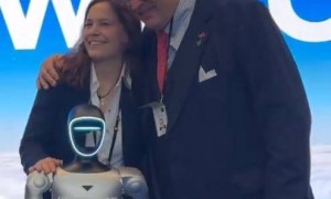 德国总理带队访问宇树科技！德企高管玩嗨了：当场和机器人牵手热舞