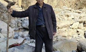 河北81岁退休老人堪称当代“愚公”，11年自费超百万元在深山造出万步天梯