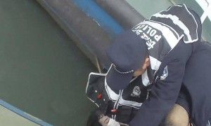 生死救援！坠江女子“神避让” 船舶夹缝里抢回一命