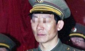 1992年，一名缉毒警察受邀参加颁奖仪式，由于主办方的失误，不小心切成了直播，导致警察身份曝光。毒贩为了报复他，甚至开出了200万元的悬赏，势必拿下陈新民的人头！然而，事情远非曝光那么单纯，伴随着悬赏令的发布，紧随其后的报复手段残酷且阴毒，直叫人背脊发凉。乍一看，这似乎仅是主办方的…