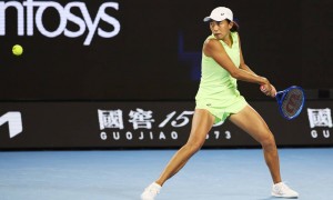 领奖台致敬前辈郑洁，张帅女双再夺冠藏着中国网球20年青春