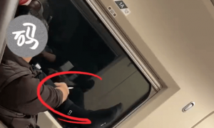 男子在高铁车厢抽烟、脱鞋，网友调侃其“管不住腿也管不住嘴”，12306回应