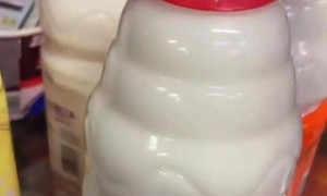 “开盖后发现有蛆，再开一瓶，还是有蛆…”娃哈哈回应→