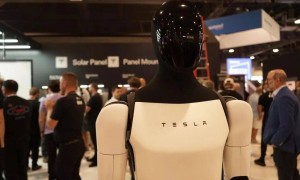 刚演示过丝滑跑步，特斯拉机器人莫名倒地，姿势怪异