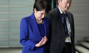 日媒：高市早苗因手部病情恶化就医检查，在医院停留约3小时45分钟